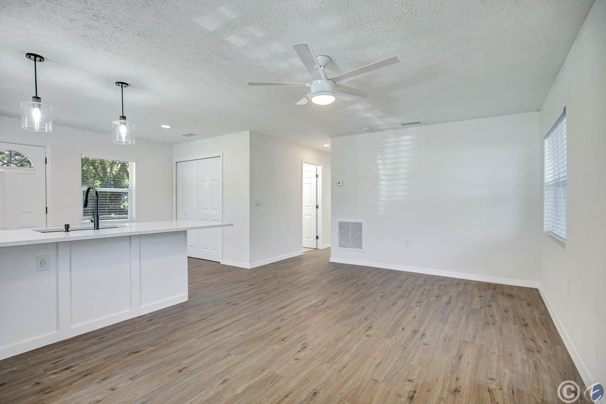 Home for Rent: 110 S Forest St, Plant City - Living Room