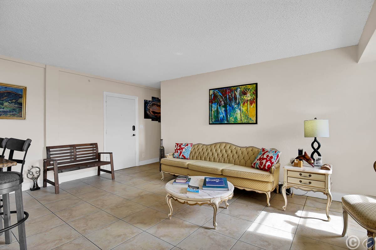 Home for Sale: 3315 58th Ave S, #604, Saint Petersburg - Living Room