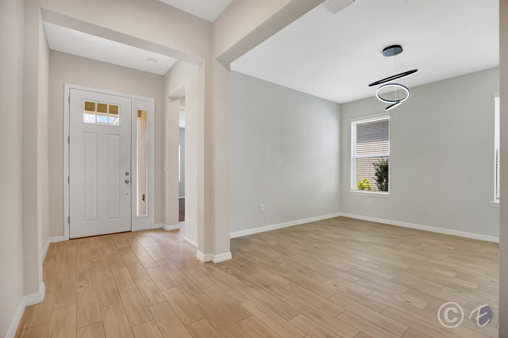 Home for Rent: 10367 Boyette Brook St, Riverview - Entry/ Dining Room