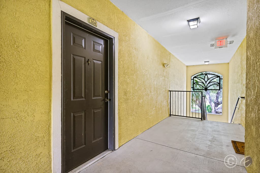 Home for Rent: 10108 Courtney Oaks Cir, #304, Tampa - Entry