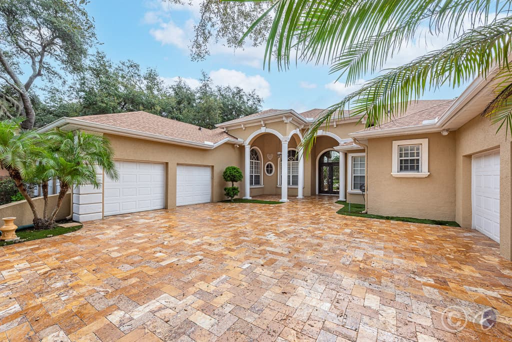 Home for Sale: 17914 Burnt Oak Ln, Lithia - Garage