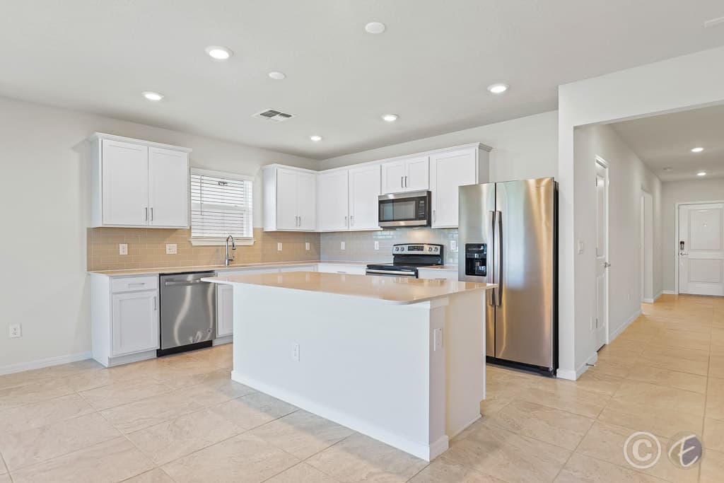 Home for Rent: 910 Golden Shiner Ave, Ruskin - Kitchen