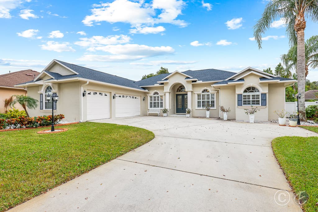 Home for Sale: 636 Citrus Wood Ln, Valrico - Front