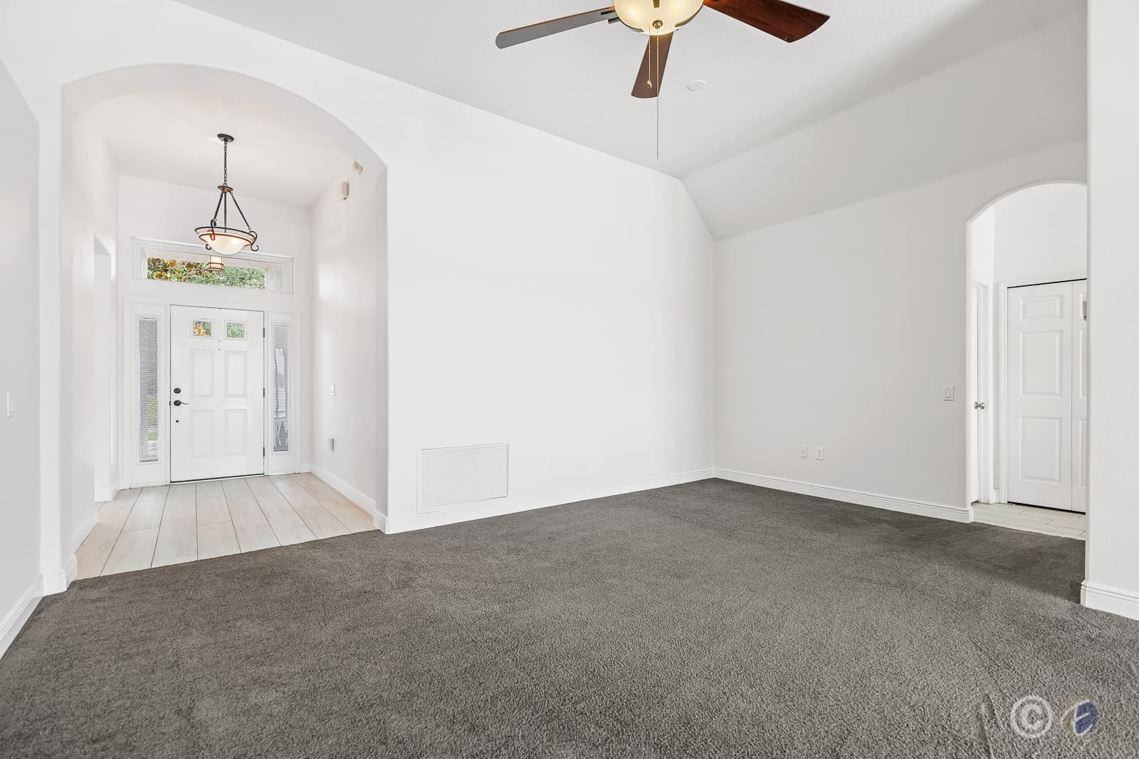 Home for Rent: 1976 Fruitridge St, Brandon - Entry