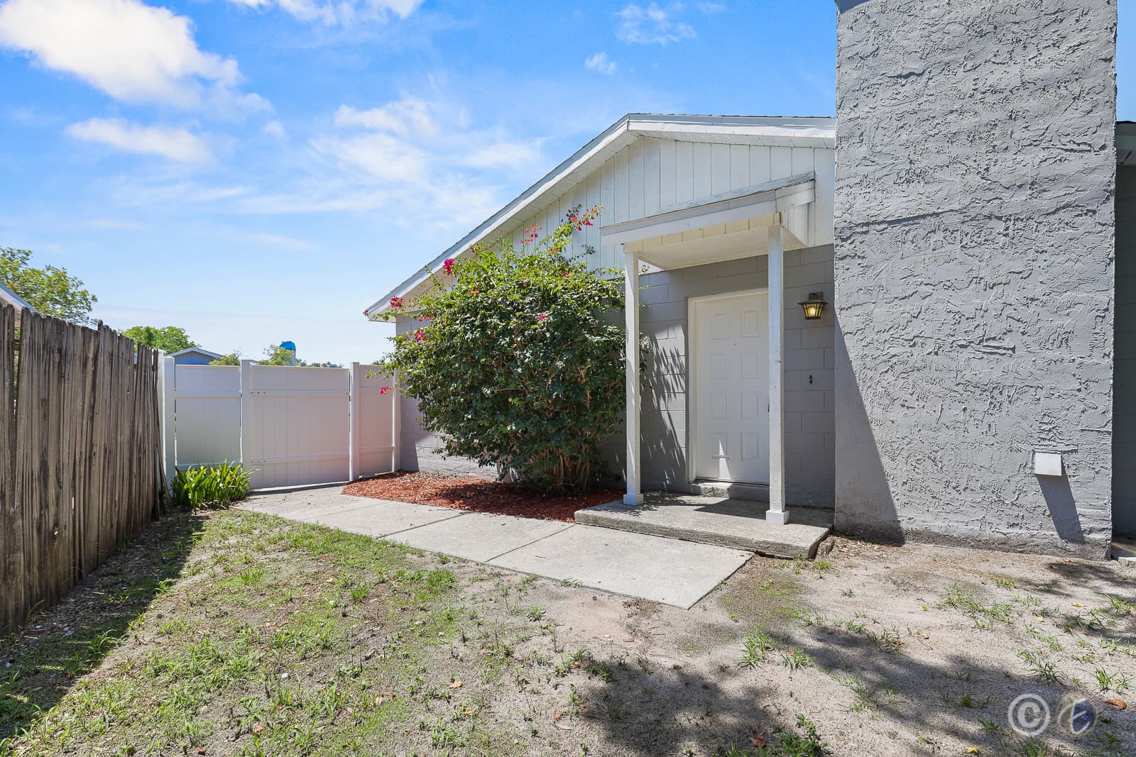 Home for Rent: 1219 Mohrlake Dr, Brandon - Entry